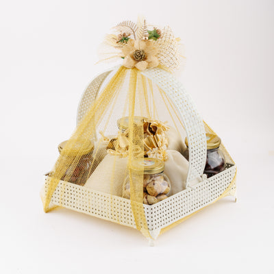 Jumbo californian almonds 250gm 240 cashew nuts 250gm Chaman (Afghani kismis) 250gm Irani pista 250gm 4 golden potlis  White metal hamper